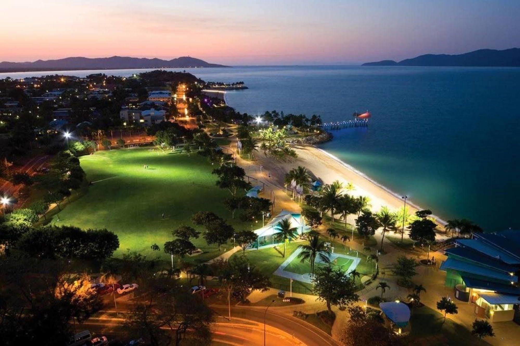 Aquarius On The Beach Townsville Buitenkant foto